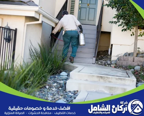 يحمل عامل اركان الشامل علبة رش متجهًا نحو درجات سلم لتطبيق علاج مكافحة الحشرات. نضمن لك خدمات مكافحة شاملة للحشرات. اتصل بشركة أركان الشامل على 0500073610.