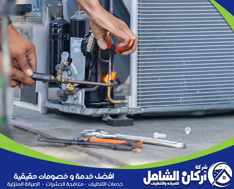 اصلاح تكييف براس تنورة 0500073610 اركان الشامل فني يقوم بإصلاح مكيفات باستخدام معدات لحام لربط الأنابيب داخل المكيف بشكل دقيق.