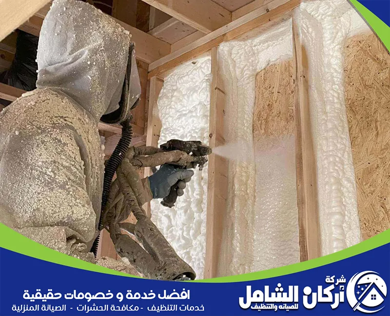 عزل الفوم للاسطح بالقطيف 0500073610 اركان الشامل يقوم فني عزل الفوم مختص بتغطية الأسطح بعزل متين يقي المباني من الحرارة والرطوبة بشكل فعال.