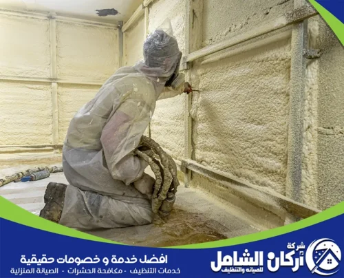 العزل الحراري الفوم بالخبر فريق متخصص من شركة عزل فوم بالخبر أثناء تنفيذ العزل الحراري والمائي للأسطح بدقة عالية وجودة ممتازة