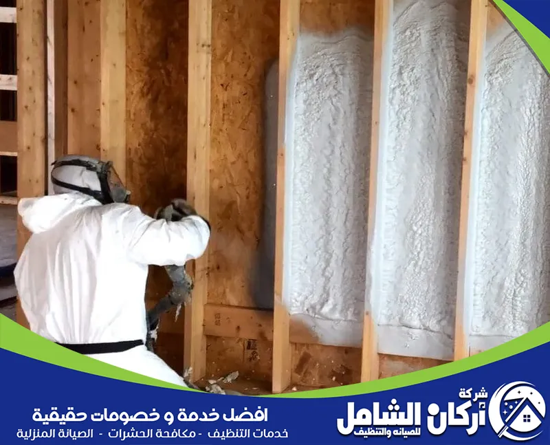 عزل مائي فوم بالقطيف خدمة 24 ساعة 0500073610 اركان الشامل يقوم الفني المتخصص في عزل الفوم يضمن ثبات العزل ومتانته لفترات طويلة دون تشققات أو تلف.