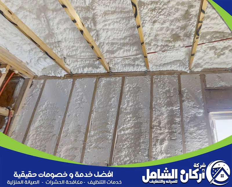 شركة عوازل بالفوم في القطيف مع الضمان 0500073610 اركان الشامل فني عزل الفوم يستخدم أدوات حديثة لتطبيق طبقات عازلة تضمن راحة وسلامة المبنى.
