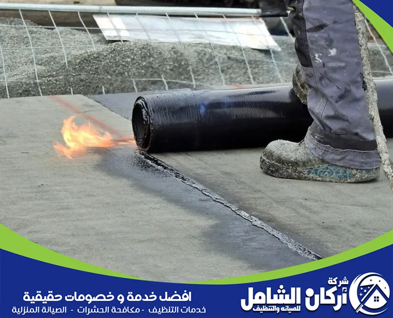 شركة عزل اسطح بالاحساء معتمدة 0500073610 اركان الشامل يقوم الفني بعزل الأسطح بدقة لحماية منزلك من تسرب المياه والرطوبة بشكل دائم.