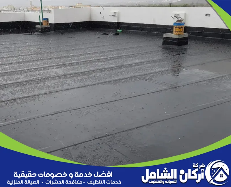 شركة عوازل اسطح بالخبر 0500073610 اركان الشامل فني متخصص يقوم بعزل الأسطح بدقة لضمان حماية منزلك من تسربات المياه والرطوبة.