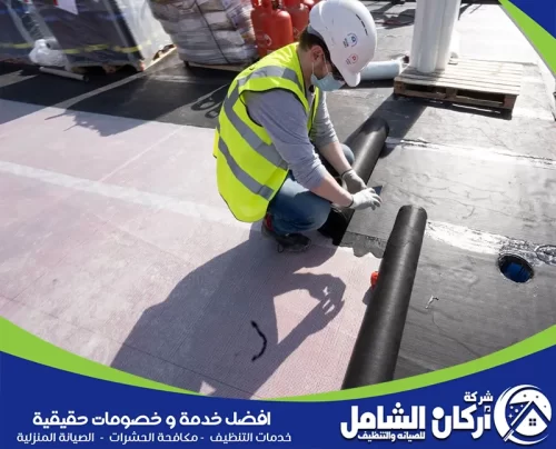 يطبق الفني طبقات عازلة متينة تمنع تسرب الأمطار وتحافظ على حرارة المنزل.