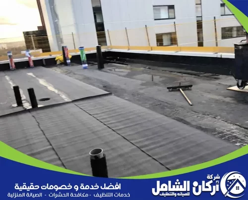 يقوم الفني بعزل الأسطح بطريقة احترافية تمنع التشققات وتحمي المبنى من التلف.