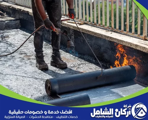 يقدم الفني عزل متكامل للأسطح يضمن تقليل استهلاك الطاقة وحماية المبنى من الرطوبة.