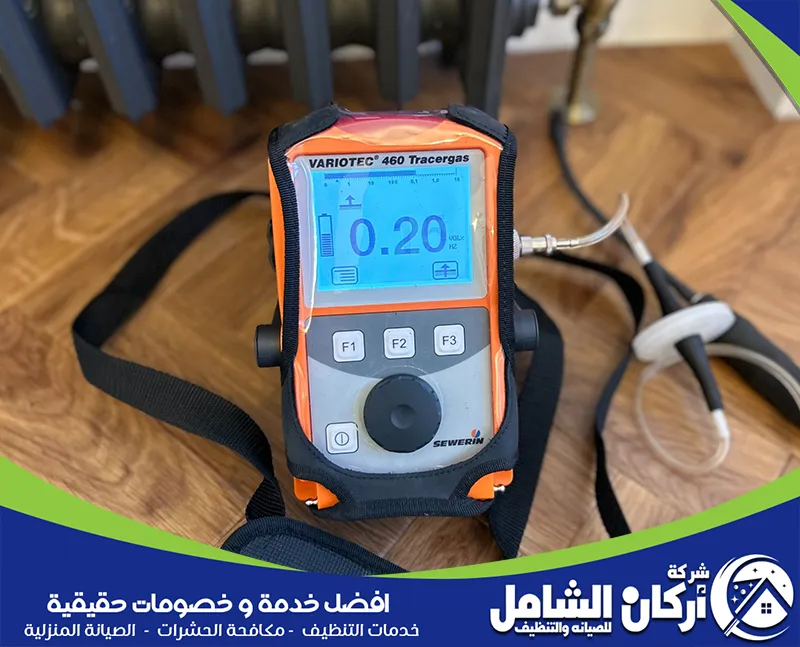 كشف تسربات المطابخ بالاحساء 0500073610 اركان الشامل يعمل العامل على كشف التسربات تحت الأرض والخزانات بدقة لتوفير المياه.