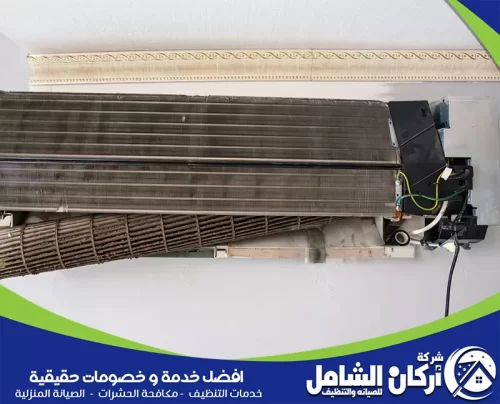 كم سعر غسيل مكيف سبليت بالدمام فحص وحدة مكيف سبليت قبل الغسيل مع إظهار تراكم الأتربة على المبخر الداخلي.