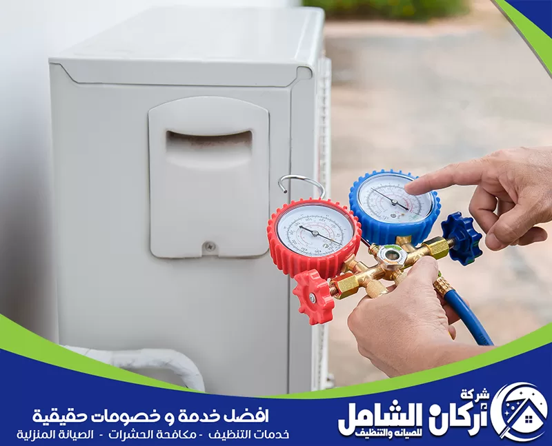 صيانة مكيفات 24 ساعة بالاحساء 0500073610 أركان الشامل فحص ضغط الفريون في وحدة تكييف خارجية باستخدام عدادات قياس للتأكد من كفاءة التبريد وتشخيص الأعطال.