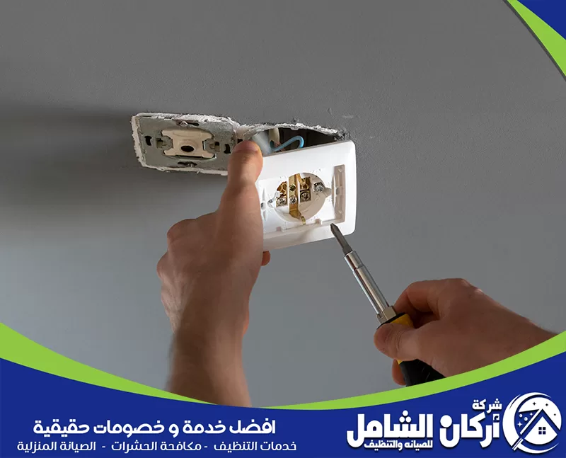 كهربائي منازل بالقطيف 0500073610 مهندس كهربائي فك وتركيب فيش كهربائي جداري مع تثبيت التوصيلات الداخلية وفحصها قبل إعادة الاستخدام.