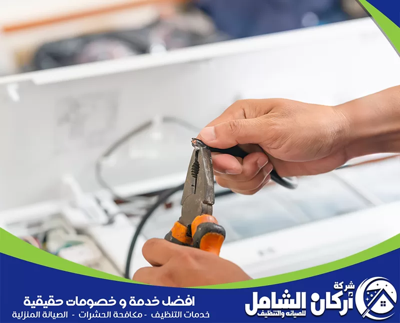 كشف تسرب فريون المكيف جدة 0500073610 شركة اركان الشامل. شخص يقوم بفتح مكيف باستخدام كماشة، مع الإشارة إلى صيانة مكيفات سبليت بجدة.