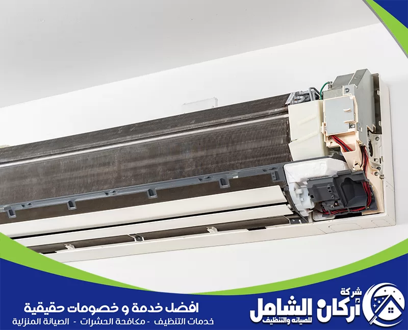صيانة مكيفات شركات بالخبر 0500073610 شركة أركان الشامل مكيف جداري مفتوح يظهر المبخر والتوصيلات الداخلية أثناء الفحص والصيانة.