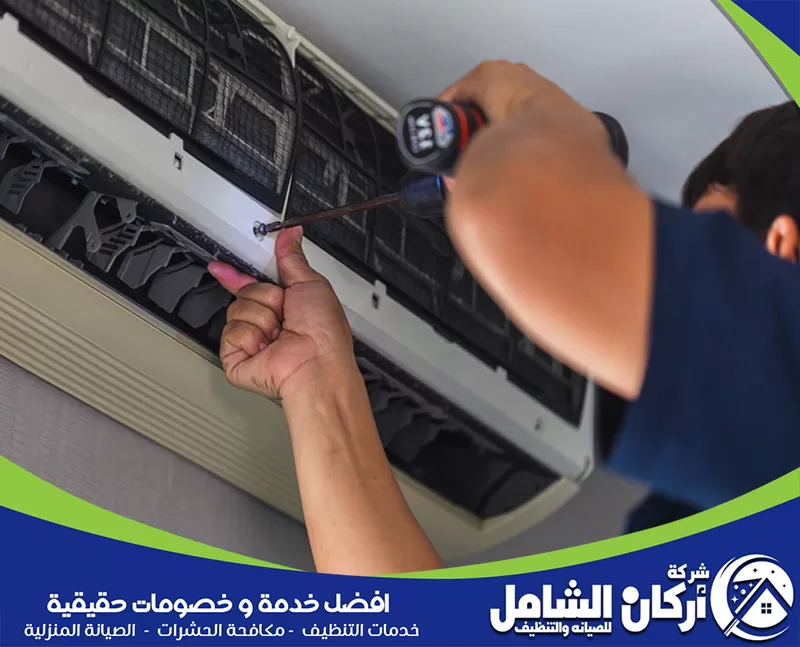 نقل مكيفات بالدمام 0500073610 شركة أركان الشامل فني يقوم بفك أجزاء مكيف السبليت ومراجعة الفلاتر والوصلات أثناء أعمال التركيب والصيانة.