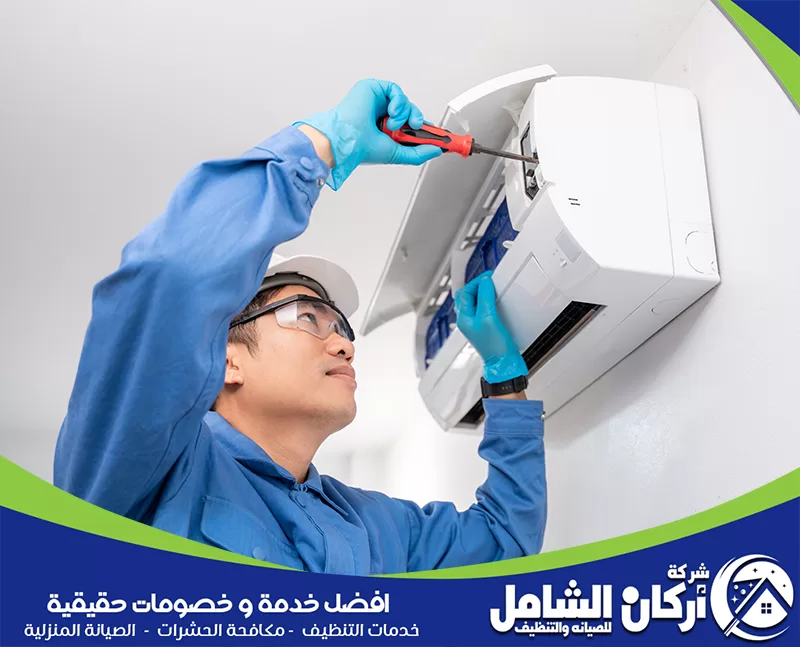 شركة فك وتركيب مكيفات بالخبر 0500073610 شركة اركان الشامل فني يفحص الوحدة الداخلية بدقة ضمن أعمال فك وتركيب مكيفات بالخبر.