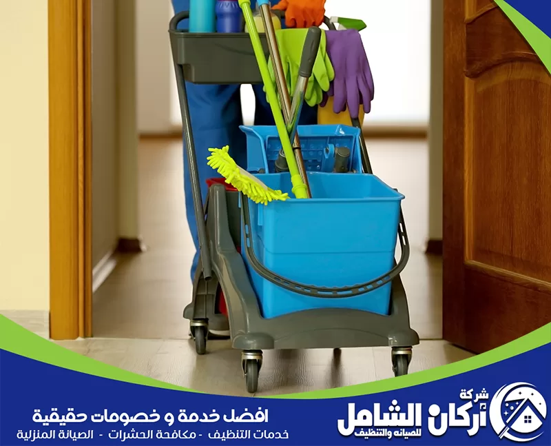 تطبيق جدول تنظيف البيت داخل المنزل 0500073610 أركان الشامل. رجل يحمل مكنسة ومواد تنظيف واقفًا في مدخل الباب، يظهر استعدادًا لتنظيف المنزل.