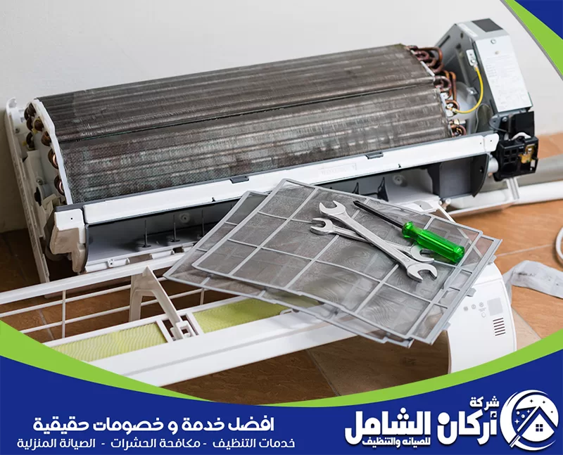 فك وتركيب مكيفات سبليت بالاحساء 0500073610 شركة أركان الشامل مكيف هواء كبير موضوع على طاولة، يظهر في بيئة داخلية.