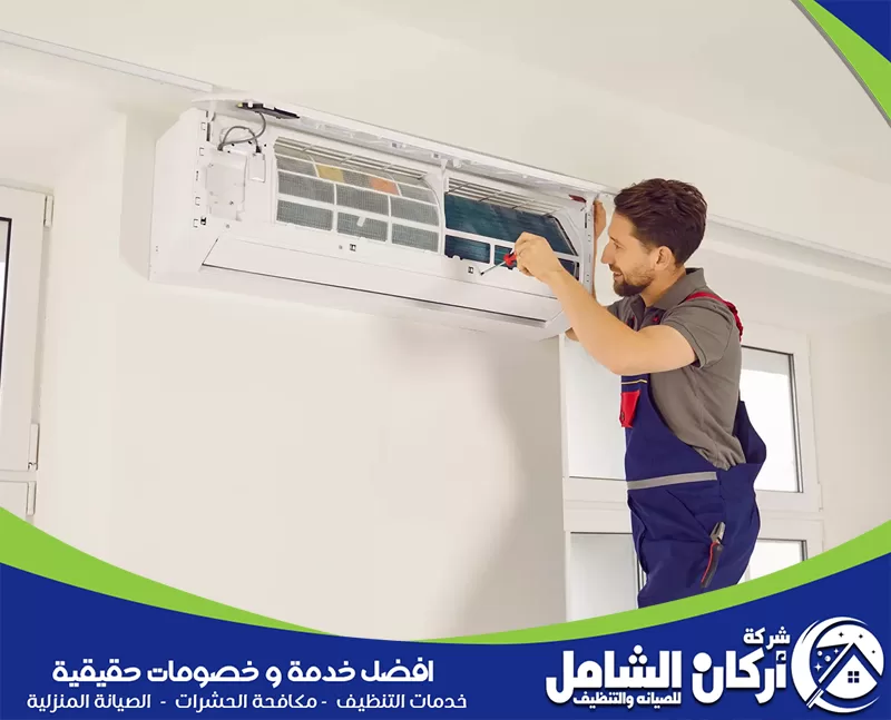شحن فريون بالقطيف وصيانة المكيفات 0500073610 شركة أركان الشامل فني يراجع أجزاء مكيف السبليت أثناء التركيب والتأكد من جاهزية التشغيل.