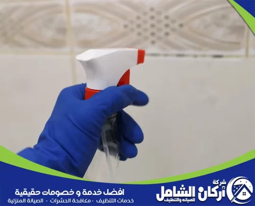 أسباب رائحة الحمام الكريهة وطريقة التخلص منها تنظيف فواصل الحمام برش آمن يزيل البقع والرطوبة من الجدران بدقة.