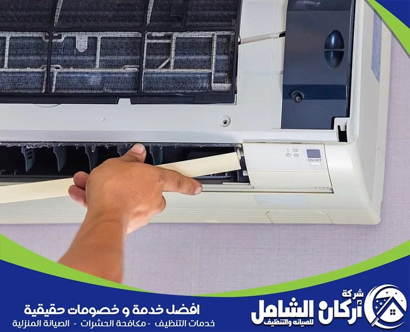 تركيب مكيف صحراوي بالقطيف 0500073610 شركة أركان الشامل فني يقوم بتركيب غطاء الوحدة الداخلية ومراجعة اتجاه الهواء بعد تثبيت المكيف.