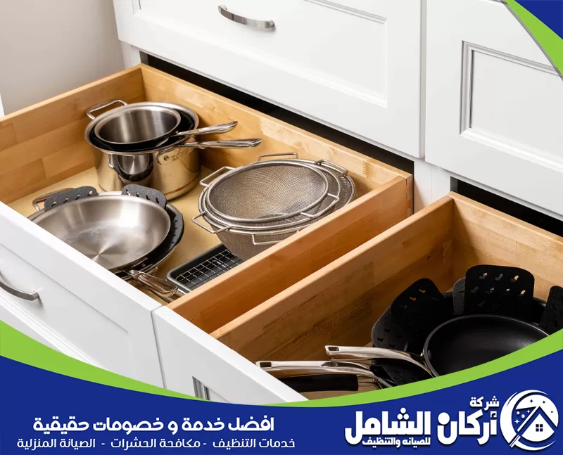إعادة ترتيب الخزائن والأدراج 0500073610 اركان الشامل درج مطبخ يحتوي على أواني الطهي، يظهر طريقة تنظيم وتنظيف المطبخ بشكل مرتب.