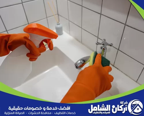 أسباب رائحة الحمام الكريهة وطريقة التخلص منها تنظيف الحوض والصنبور بمواد مناسبة لإزالة التراكمات والحفاظ على لمعان السطح.