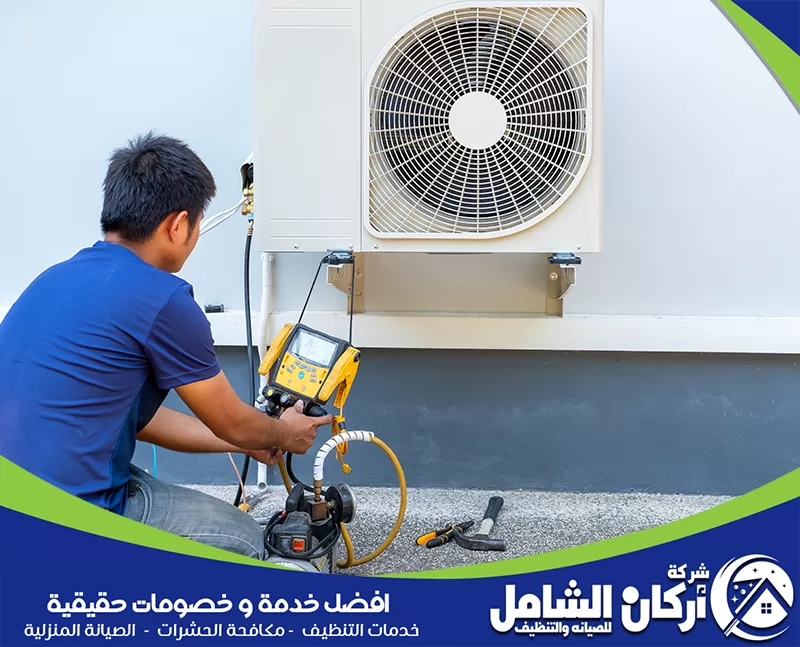 صيانة مكيفات سبليت بالظهران 0500073610 أركان الشامل فني مكيفات يفحص الوحدة الخارجية لمكيف سبليت باستخدام جهاز قياس مخصص لمراجعة الضغط وكفاءة التشغيل.