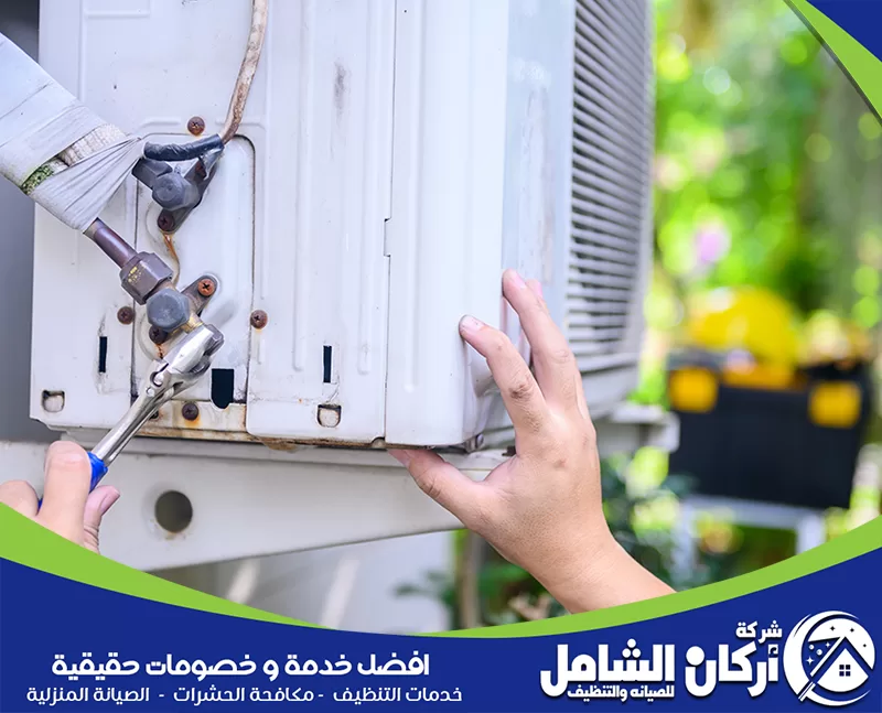 صيانة مكيفات سبليت بجدة 0500073610 شركة اركان الشامل. صيانة مكيفات الهواء في دبي، فني يقوم بإصلاح مكيف سبليت في منزل.