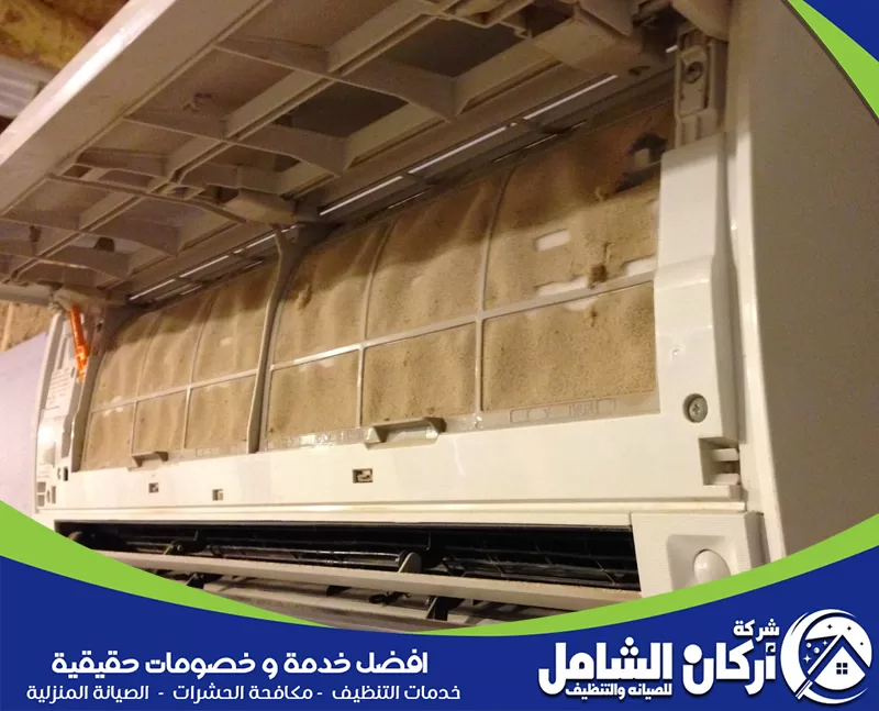 أضرار تأجيل تنظيف المكيف 0500073610 شركة أركان الشام توضح الصورة مكيف سبليت مفتوح من الداخل مع تراكم كثيف للأتربة والغبار على الفلاتر والأجزاء الداخلية. تعكس هذه الحالة ضعف العناية الدورية بالمكيف، وقد تؤثر على قوة التبريد وجودة الهواء وتزيد من الضغط على الجهاز أثناء التشغيل.