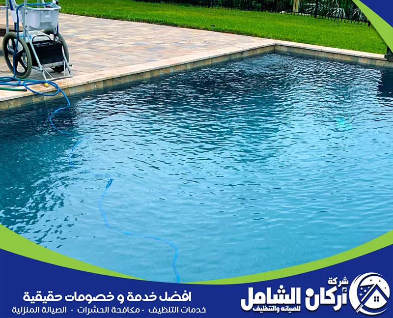 طريقة تنظيف المسابح من الغبار معدات تنظيف المسابح تساعد على شفط الأتربة وتحسين صفاء الماء.