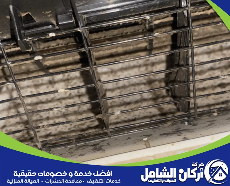 تسرب الماء من الوحدة الداخلية 0500073610 شركة أركان الشام توضح الصورة فتحات مكيف سبليت من الداخل مع تراكم واضح للأتربة والبقع على ريش توزيع الهواء والأجزاء الداخلية. تعكس الصورة حالة مكيف يحتاج إلى تنظيف جيد لإزالة الغبار العالق، تحسين جودة الهواء الخارج، وتقليل الروائح أو ضعف التبريد الناتج عن اتساخ المكونات الداخلية.