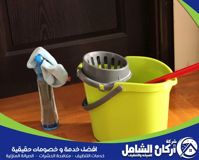 جدول تنظيف البيت الأسبوعي 0500073610 أركان الشامل. دلو يحتوي على قطعة قماش للتنظيف وفرشاة، يستخدمان في جدول تنظيف البيت اليومي والأسبوعي والشهري.