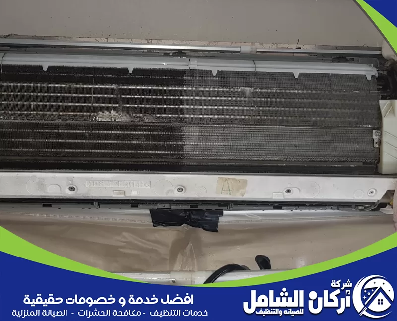 لماذا تظهر علامات حاجة المكيف للتنظيف؟ 0500073610 شركة أركان الشامل تظهر الصورة مكيف سبليت مفتوح من الداخل، مع تراكم واضح للأتربة والغبار على ملفات التبريد والفلتر الداخلي. توضح الصورة أهمية تنظيف المكيف بشكل دوري للحفاظ على قوة التبريد، تحسين تدفق الهواء، وتقليل الضغط على الجهاز أثناء التشغيل.